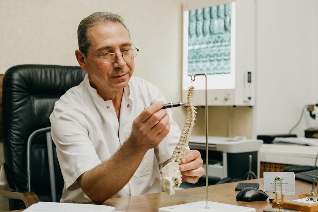 The doctor explains the characteristics of treating osteochondrosis of the chest spine